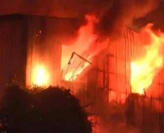台中一卫浴厂凌晨发生大火，超660平米仓库陷入火海！