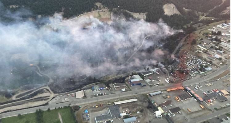 加拿大极端野火爆发，上万人连夜撤离，多家木材工厂被迫停工