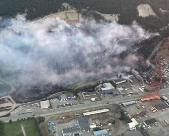 加拿大极端野火爆发，上万人连夜撤离，多家木材工厂被迫停工