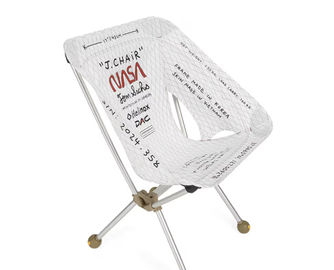 一秒折叠的奢侈品！Tom Sachs 携手 Helinox 推出多功能 J.Chair