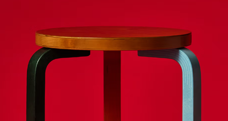 三色椅脚+红色彩蛋！Paul Smith 再度重塑 Artek 经典凳