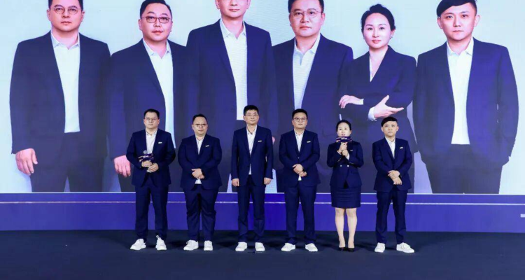 听！【730播报】居然之家新管理团队首次集体亮相；关税猛涨55%！高端家具价格年内涨幅最高达42%