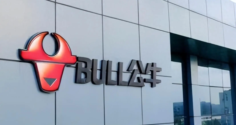 听！【730播报】公牛阮学平半月抛售3617万股，套现逾14亿；2025年关税冲击，美国DIY与家装成本或涨20%-25%