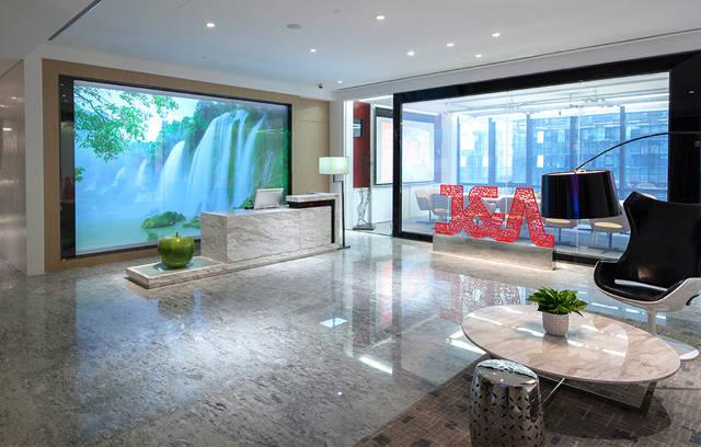 杰恩设计副总经理何卷斌离职，去年薪酬腰斩至65万元