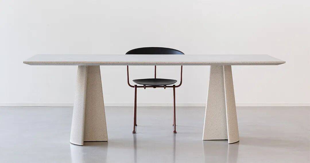 别再说混凝土冰冷！看这张桌子如何用「高级性感」重新定义家居