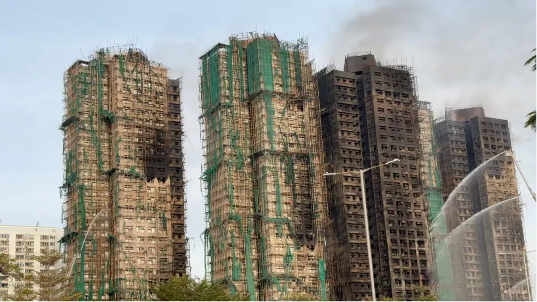 发泡胶成致命加速器！香港大埔大火灼问外墙防护材料安全底线