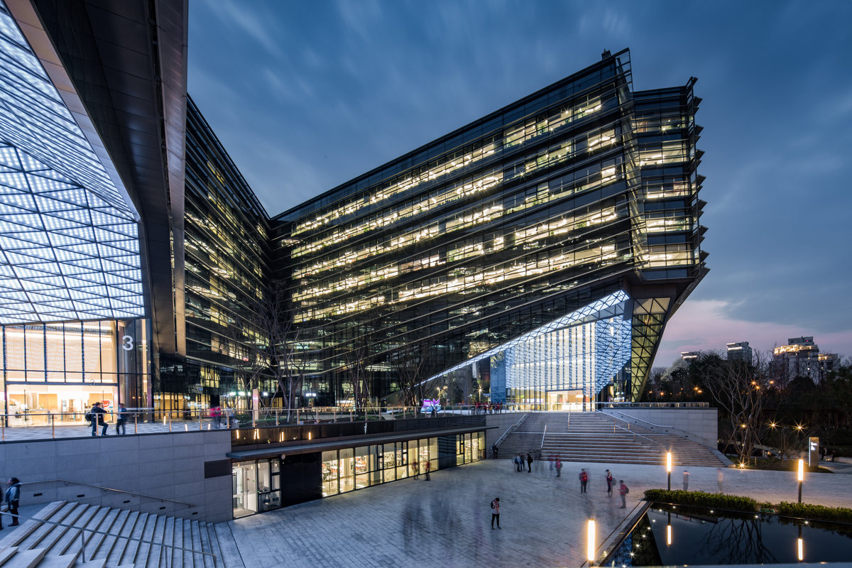 中天精装拟终止“总部建设项目”，战略转型半导体产业链