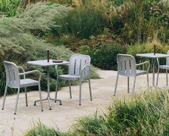 “悬浮”户外椅、可折叠餐桌、96%再生塑料单椅…HAY 2026春季上新！