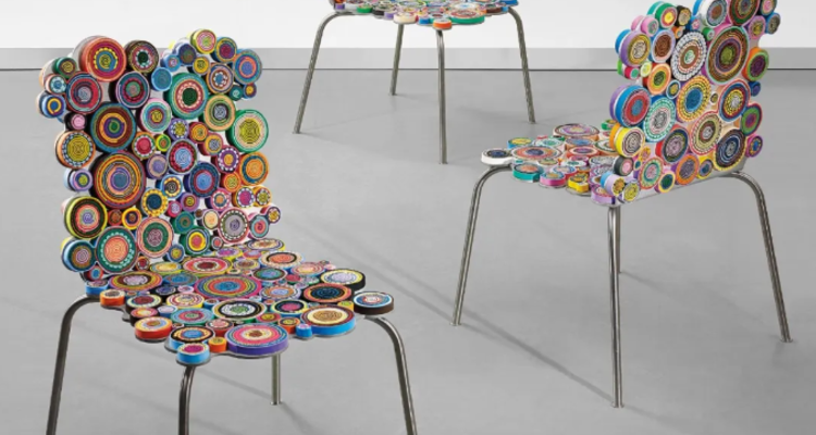 巴西设计鬼才把地毯、橡胶“卷”成椅子，结果成了拍卖会上的宠儿