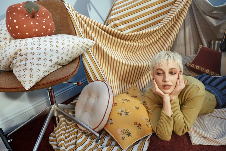 美国顶流博主Emma Chamberlain携手West Elm，推出150件家具系列