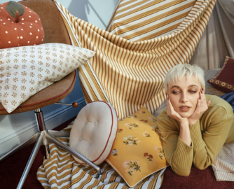 美国顶流博主Emma Chamberlain携手West Elm，推出150件家具系列