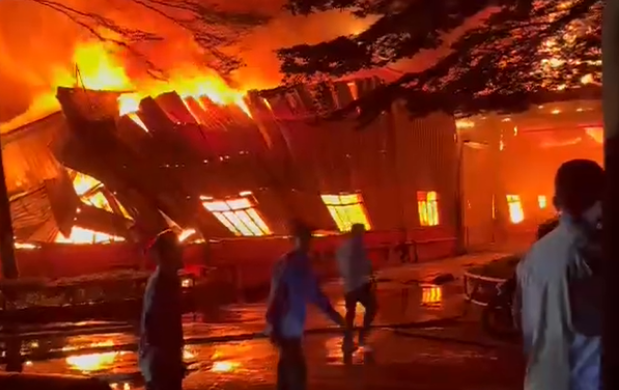越南平阳新渊中国家具工厂突发大火，过火面积巨大