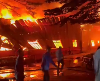 越南平阳新渊中国家具工厂突发大火，过火面积巨大