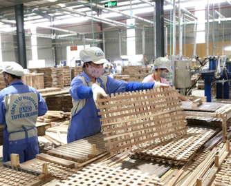 贸易壁垒下的越南木材：1-5月对美出口额下滑6.9%，对华暴涨366.9%