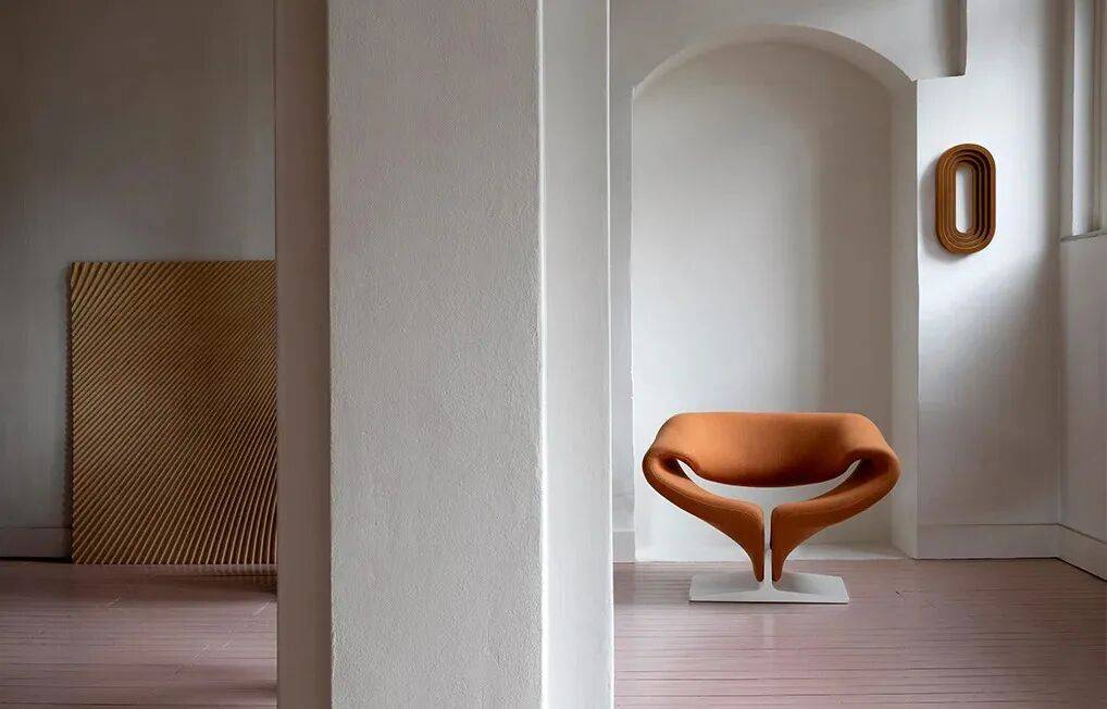 Ribbon Chair：一条“丝带”折出的设计传奇